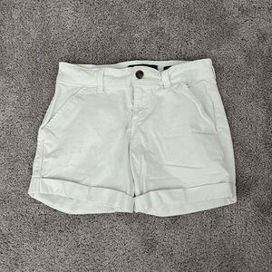 White Mid-Rise Hollister Jean Short Jorts